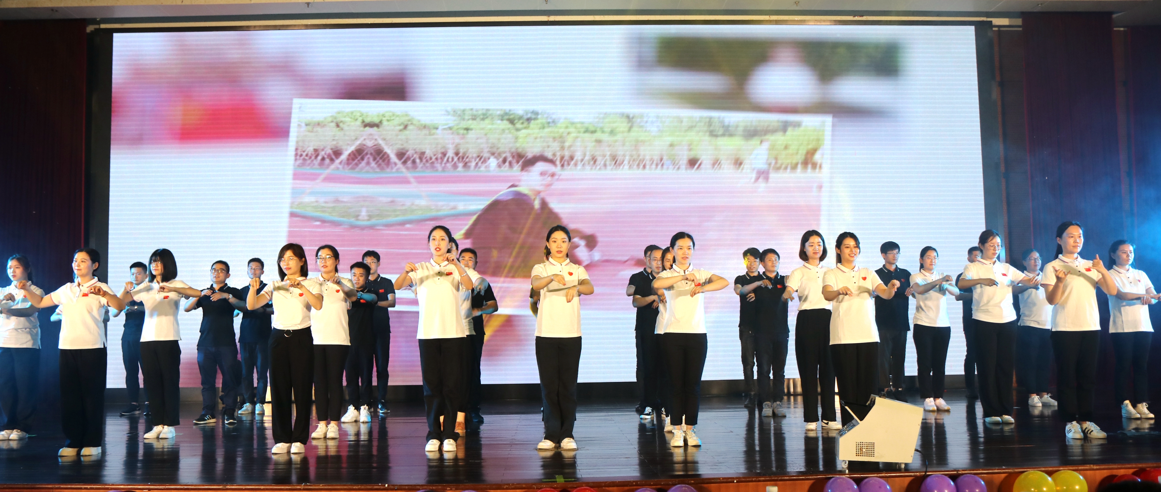 我校举办第十届"感谢有你温暖同行"手语操大赛