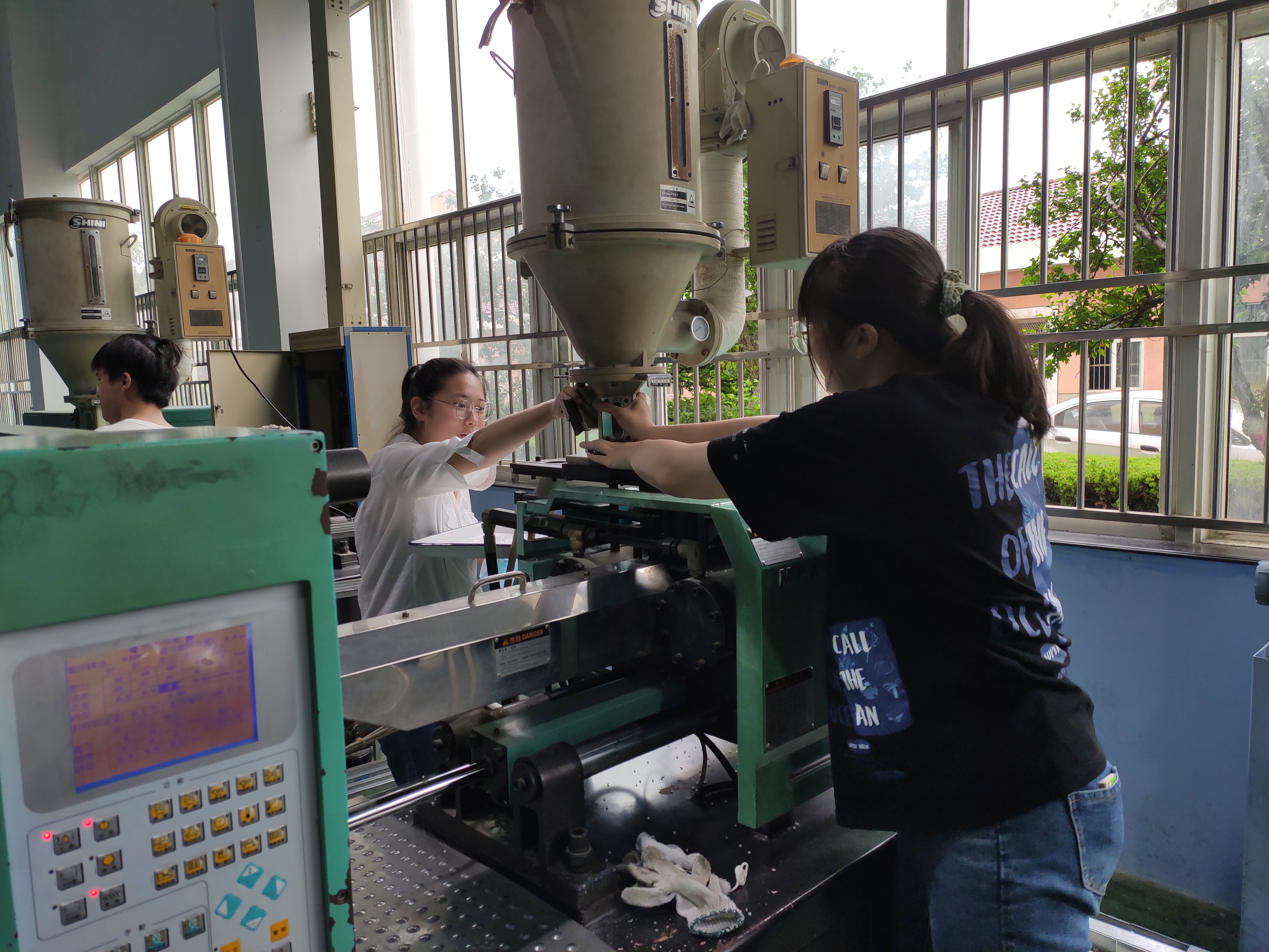 材料工程学院举办"建军杯"塑料注塑工技能大赛