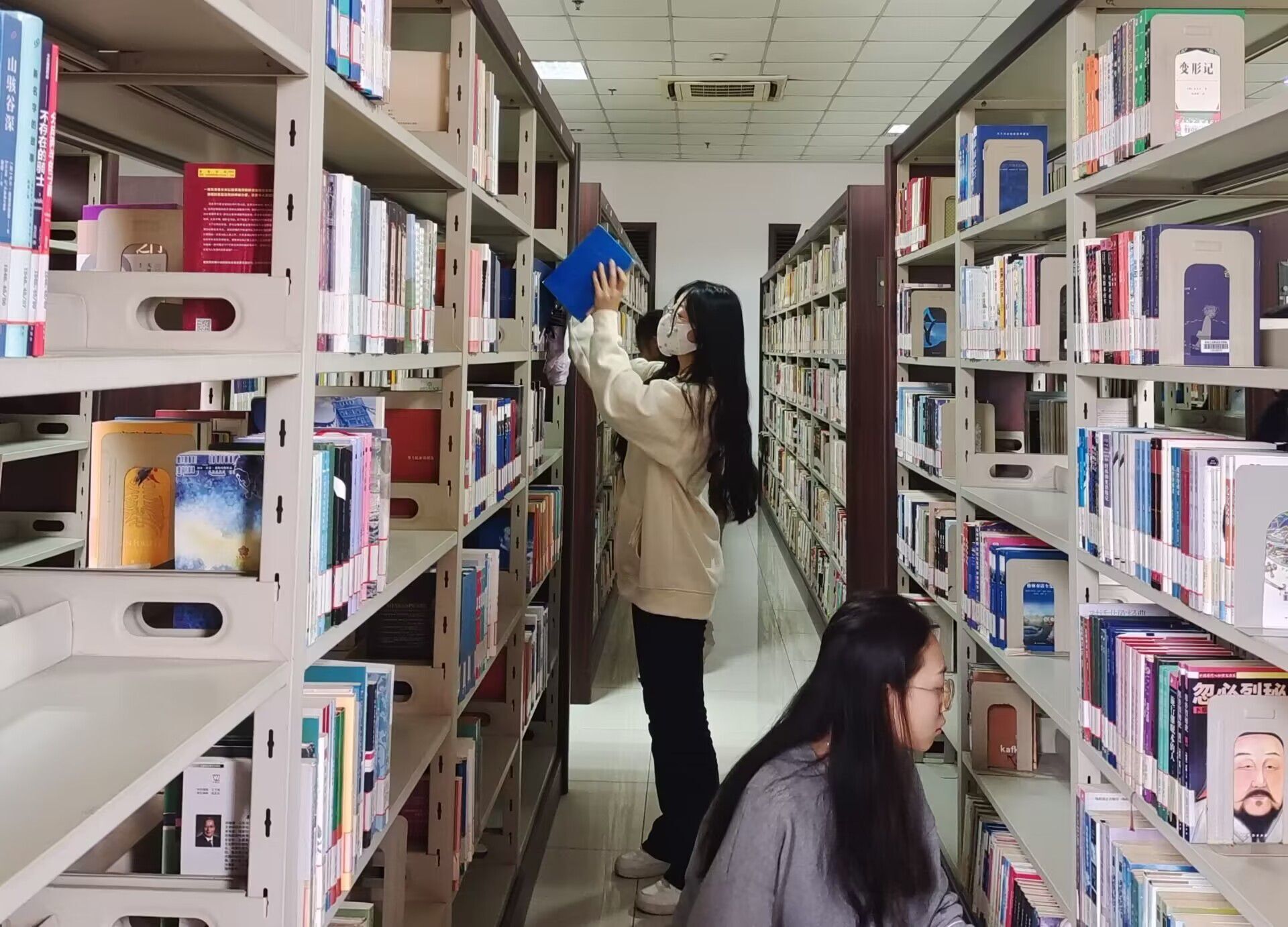 图书馆开展读书节之“书海寻宝”活动